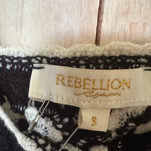 Rebellion Cropped Crochet Tank Top - Picture 4 of 4